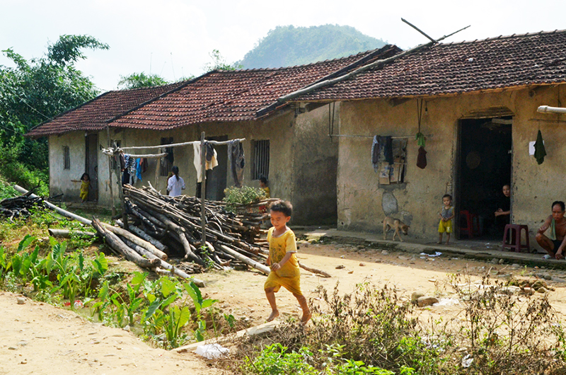 Những ngôi nhà xập xệ ở thôn Lang Cang.