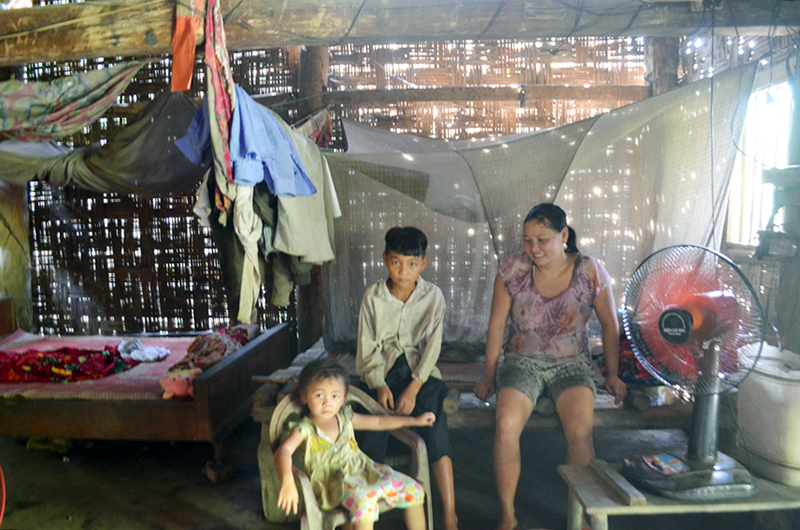 Căn nhà vợ chồng anh chị Long - Thảo cùng 3 đứa con ở chỉ được quây bằng phên tre nên cứ mưa là ướt.
