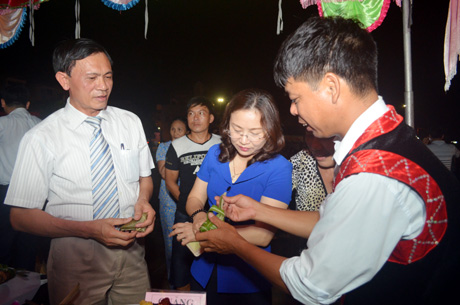 Đại biểu tham quan các gian hàng trưng bày các món ăn, sản vật đặc trưng của các DTTS trên địa bàn huyện Hải Hà