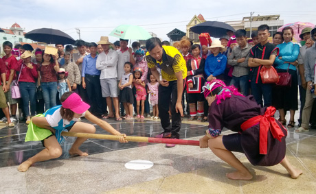 Các trò chơi dân gian tại Ngày hội Văn hóa - Thể thao các DTTS huyện Hải Hà năm 2015 thu hút đông đảo nhân dân tham gia