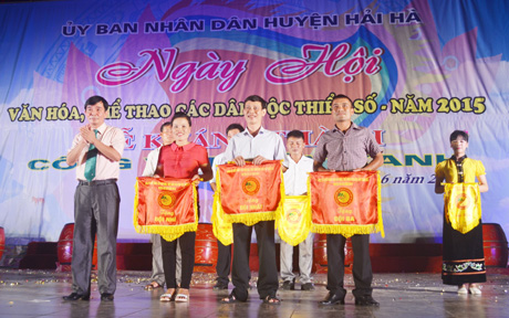 Đồng chí Đinh Hùng Tuấn, Phó Chủ tịch UBND huyện Hải Hà trao cờ lưu niệm cho các đơn vị đạt giải trong Ngày hội Văn hóa - Thể thao các DTTS huyện Hải Hà năm 2015