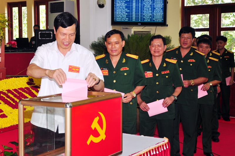 Đồng chí Nguyễn Đức Long, Phó Bí thư Tỉnh ủy, Chủ tịch UBND tỉnh bỏ phiếu bầu cấp ủy khóa mới.