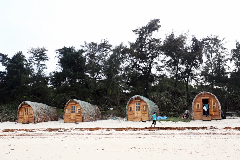 Những lều nghỉ độc đáo bên bờ biển tại Cô Tô đang thu hút rất đông du khách.
