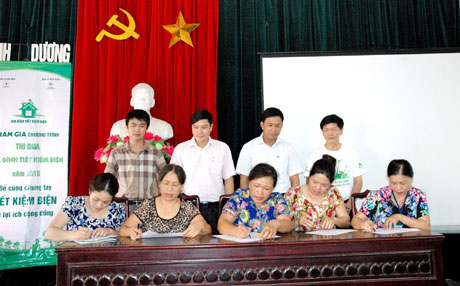 Representatives from residential areas sign to join the program “Families save power” in 2015. (Photo: baoquangninh.com.vn)