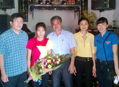 VĐV Phạm Thị Huệ (Thứ 2 từ trái sang) chụp ảnh lưu niệm cùng các đồng chí lãnh đạo huyện Đầm Hà
