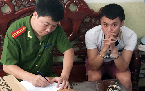 Cảnh sát khám xét căn phòng thuê của Đô ở quận Tân Bình. Ảnh: Quốc Thắng.