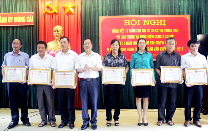 Đồng chí Trần Văn Tân, Phó Bí thư Thường trực Thành uỷ, Chủ tịch HĐND thành phố Móng Cái tặng giấy khen cho các đơn vị có thành tích xuất sắc trong thực hiện Chỉ thị 30.
