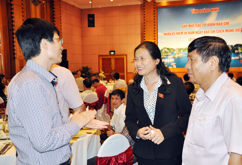 Đồng chí Đỗ Thị Hoàng, Phó Bí thư Thường trực Tỉnh ủy, Trưởng đoàn ĐBQH tỉnh trò chuyện với lãnh đạo các cơ quan báo chí tại buổi gặp mặt.