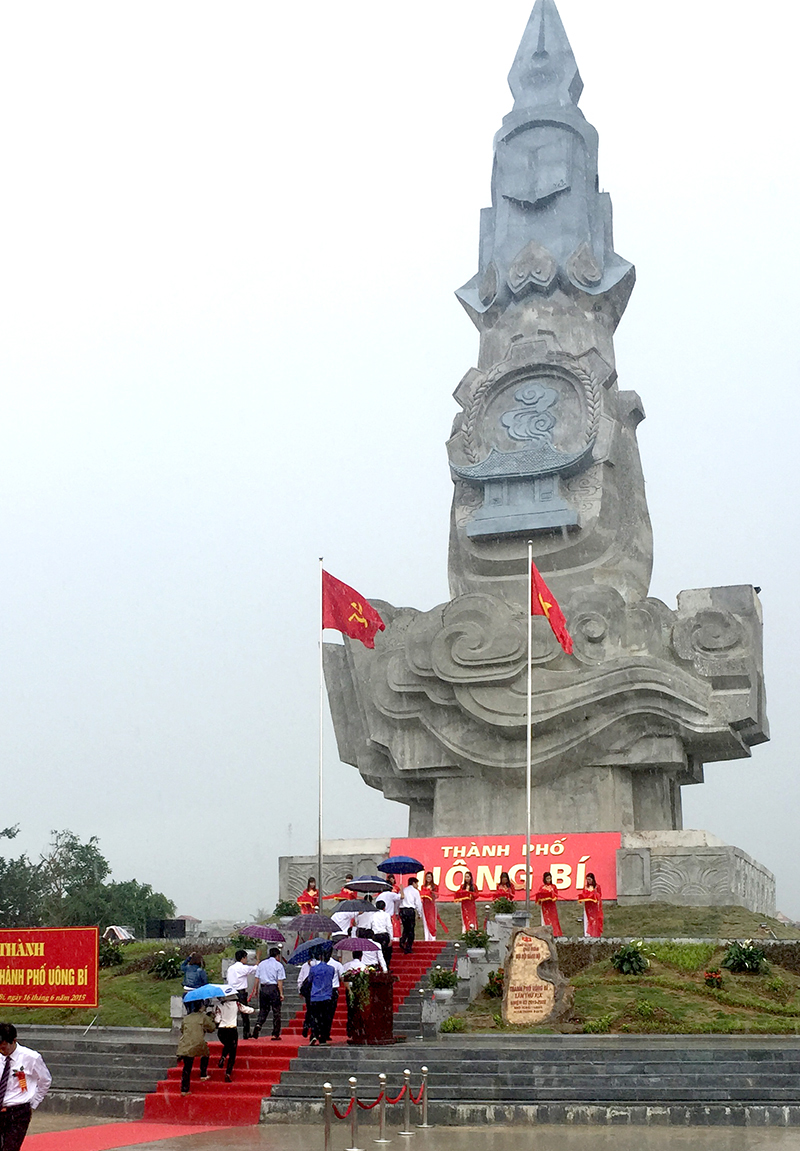 Biểu tượng TP Uông Bí được khánh thành trước khai mạc đại hội.