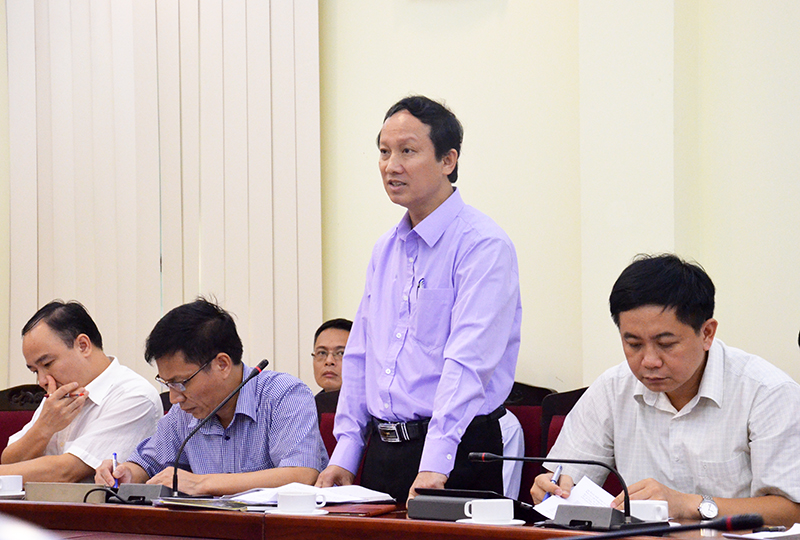 Đồng chí Nguyễn Tiến Dương, Phó Gi ám đốc Sở Nội vụ phát biểu ý kiến