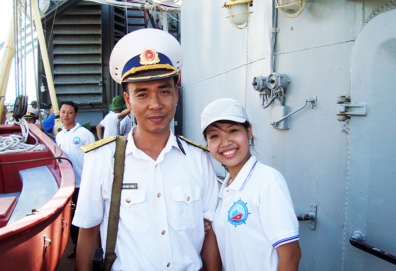 Biên tập viên Minh Hiền, Đài PT-TH tỉnh chụp ảnh lưu niệm cùng chiến sỹ trong dịp đi Trường Sa công tác