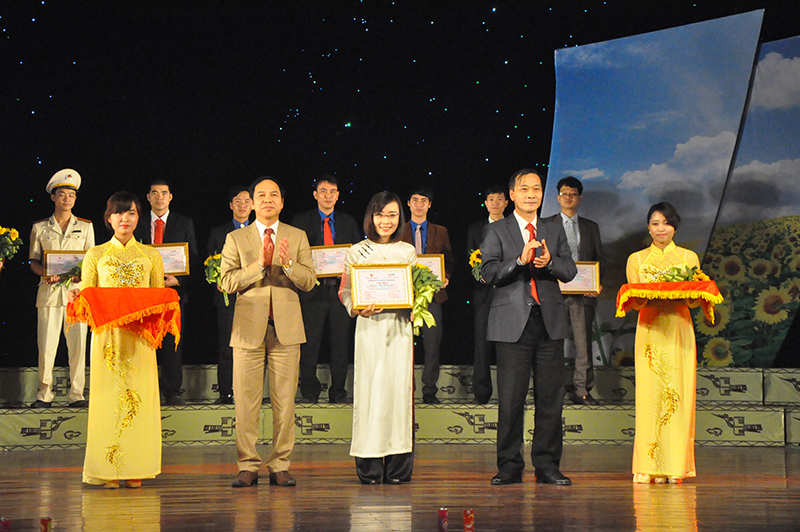 Phóng viên Lưu Linh, phòng Nội chính - Xây dựng Đảng, Báo Quảng Ninh vinh dự là 1 trong 20 tài năng trẻ tiêu biểu của tỉnh năm 2014