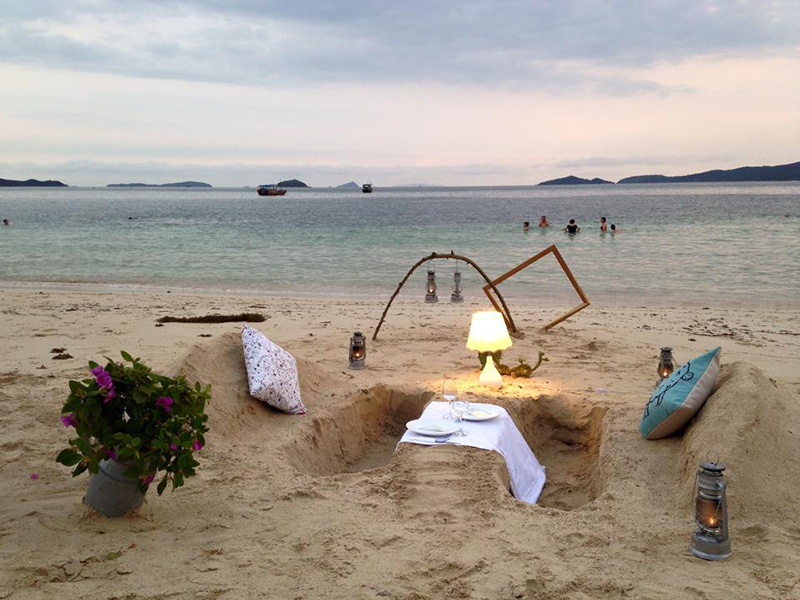 Bàn tiệc được làm bằng cát lãng mạn bên bờ biển