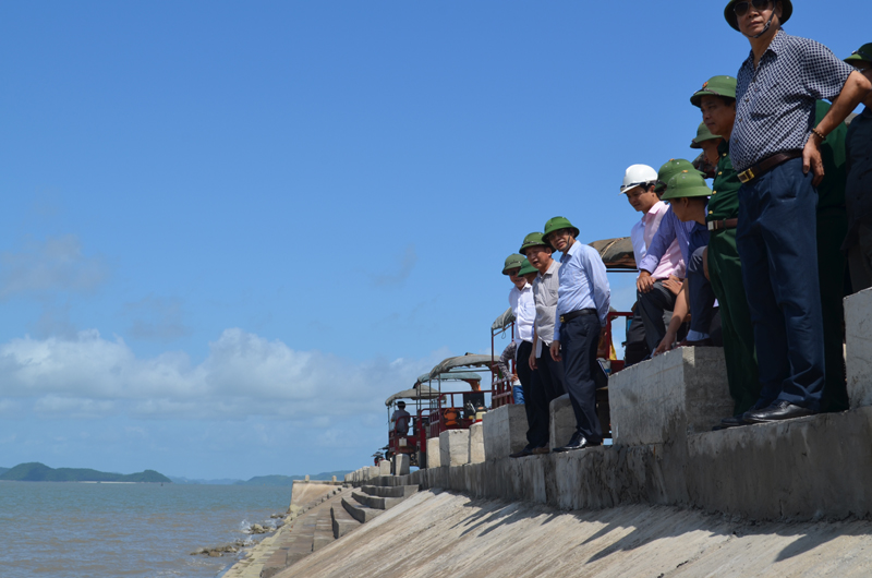 Đồng chí Đặng Huy Hậu, Phó Chủ tịch UBND tỉnh kiểm tra công trình kè khu vực cảng tàu Quan Lạn