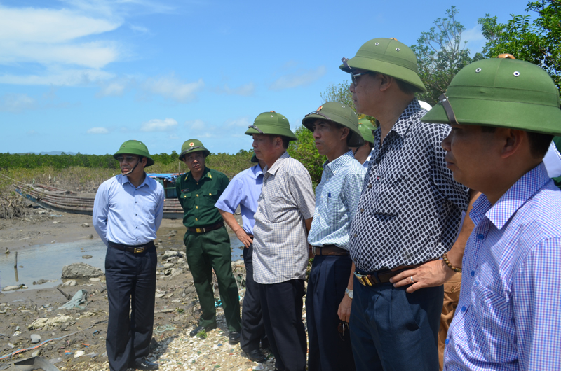 Phó Chủ tịch UBND tỉnh Đặng Huy Hậu kiểm tra khu vực đê Tân Phong, xã Quan Lạn, huyện Vân Đồn