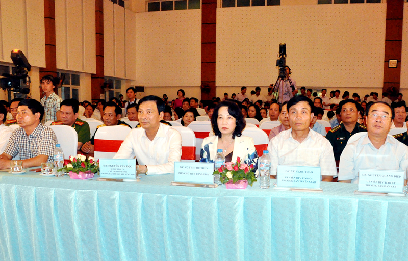 Các đồng chí lãnh đạo tỉnh tham dự chương trình.
