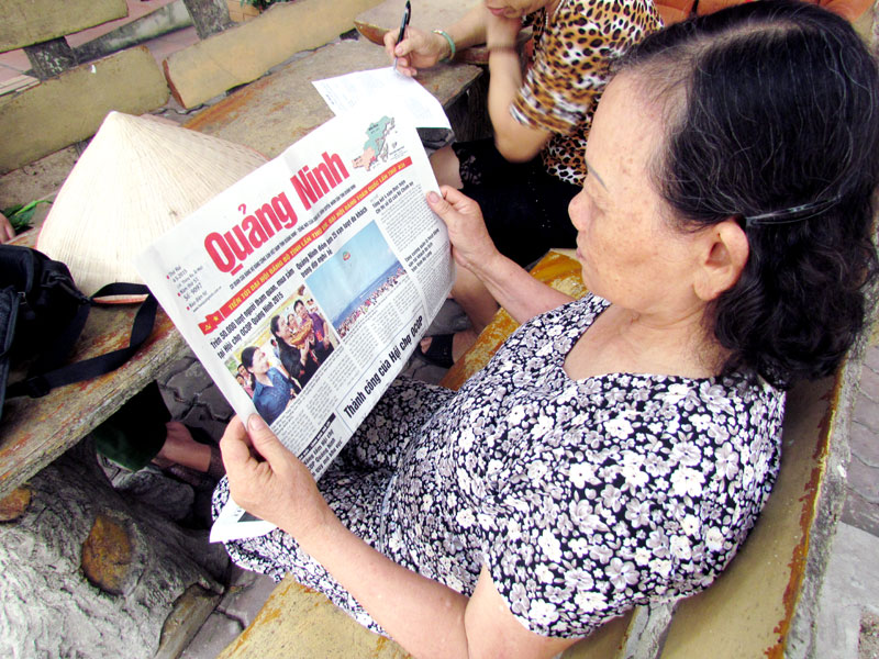 Bà Đỗ Thị Khương, tổ 2, khu 6C, phường Hồng Hải, TP Hạ Long thường xuyên đọc Báo Quảng Ninh.