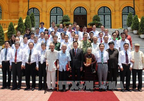 Chủ tịch nước chụp ảnh lưu niệm với các nhà báo lão thành và các nhà báo dự buổi gặp mặt nhân dịp kỷ niệm 90 năm Ngày Báo chí Cách mạng Việt Nam. 
