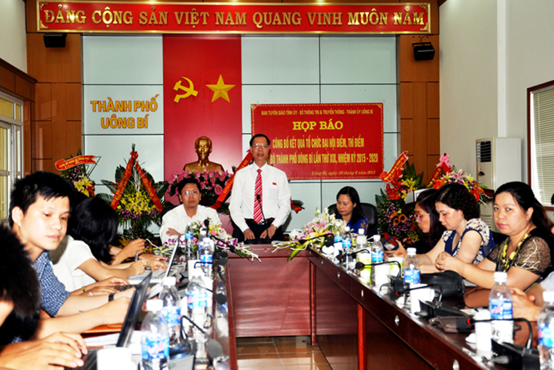 Đồng chí Nguyễn Ngọc Thu, Bí thư Thành ủy Uông Bí thông tin kết quả Đại hội Đại biểu Đảng bộ thành phố n