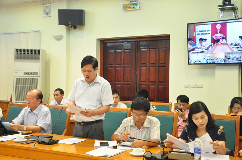 Đồng chí Nguyễn Văn Minh, Giám đốc Sở Kế hoạch và Đầu tư báo cáo tại cuộc họp.