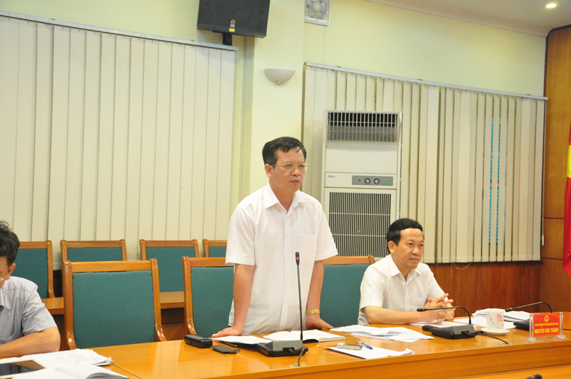 Đồng chí  Vũ Văn Khánh, Giám đốc Sở Giao thộng vận tải nêu những khó khăn trong triển khai các dự án giao thông trọng điểm