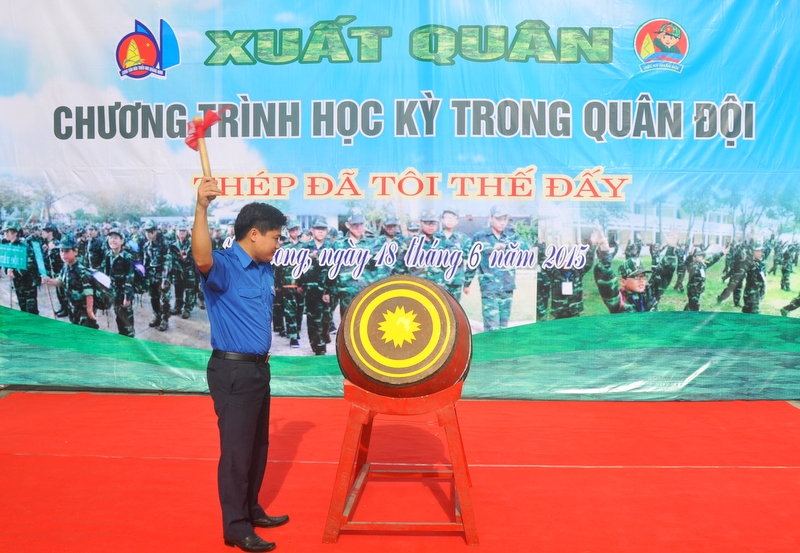 Đồng chí Lý Văn Thành, Phó Bí thư Tỉnh đoàn, Giám đốc Cung VHTN Quảng Ninh đánh trống phát lệnh xuất quân Học kỳ Quân đội khóa 1 năm 2015.