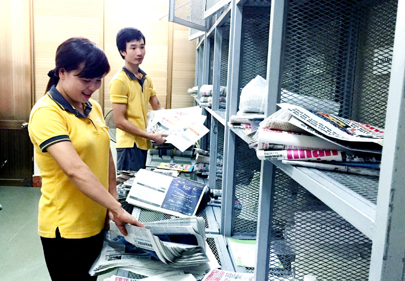 Nhân viên Bưu điện tỉnh phân loại báo trước khi phát hành đến tay độc giả.