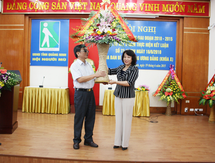 Đồng chí Vũ Thị Thu Thủy, Phó Chủ tịch UBND tỉnh tặng hoa Hội Người mù tỉnh.