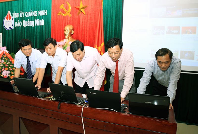 Các đồng chí lãnh đạo tỉnh bấm nút khai trương Thư viện điện tử và giao diện mới của Báo Quảng Ninh điện tử.