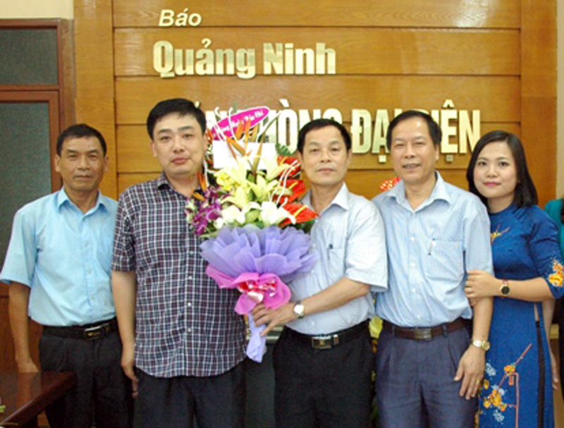 Lãnh đạo TP Móng Cái chúc mừng Văn phòng đại diện Báo Quảng Ninh.