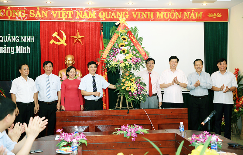Các đồng chí lãnh đạo tỉnh tặng hoa chúc mừng tập thể cơ quan Báo Quảng Ninh.
