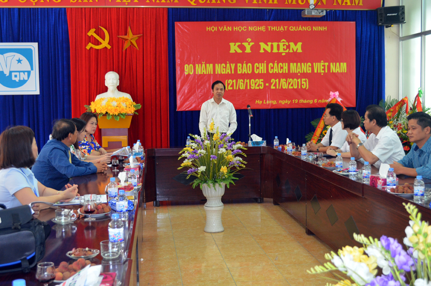 Phó Chủ tịch UBND tỉnh Đặng Huy Hậu gửi lời chúc mừng tới cán bộ Hội VHNT Quảng Ninh.