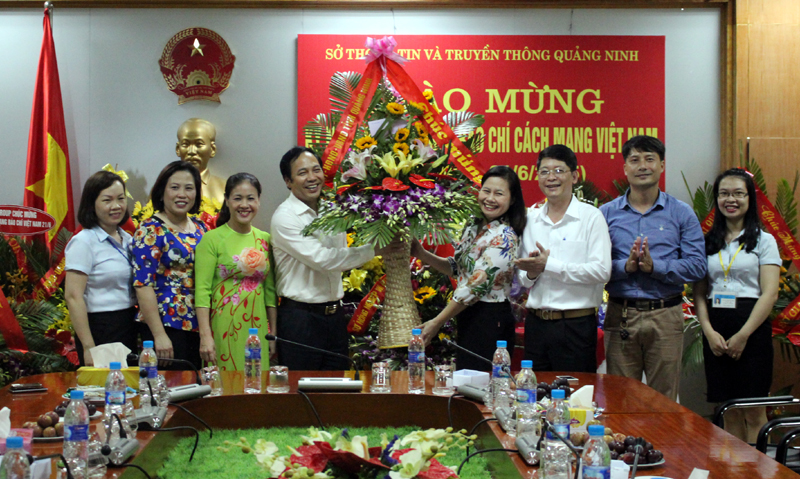 Đồng chí Đặng Huy Hậu, Phó Chủ tịch UBND tỉnh tặng hoa chúc mừng Sở Thông tin và truyền thông.