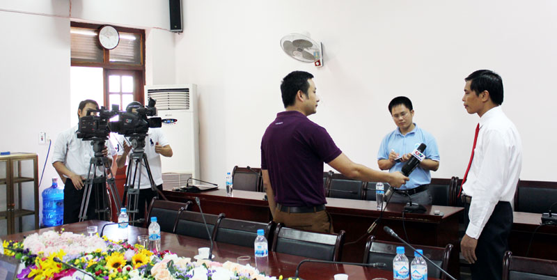 Phóng viên Đài PTTH tỉnh, Báo Quảng Ninh phỏng vấn tân Bí thư Huyện uỷ Tiên Yên Vũ Văn Diện về việc triển khai Đề án 25 tại địa phương trong nhiệm kỳ tới.