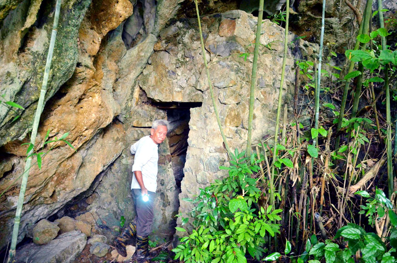 Ông Lục Văn Lường giới thiệu một hang nhỏ dân làng quen gọi là hang ông Tâm.