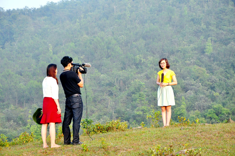 Nhóm phóng viên Ban Văn nghệ, Đài PT-TH tỉnh đang lấy tư liệu tuyên truyền về du lịch trên đỉnh Cao Ba Lanh (huyện Bình Liêu).