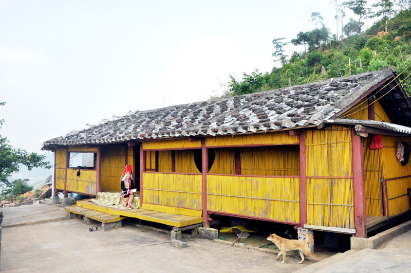Ngôi nhà sàn ở sườn núi Cao Ba Lanh, nơi du khách có thể tham quan quy trình nấu rượu gạo men lá bản địa.