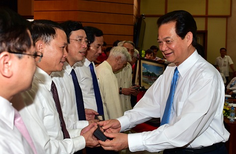 Thủ tướng tặng bút cho đại diện các cơ quan báo chí. Ảnh: VGP/Nhật Bắc