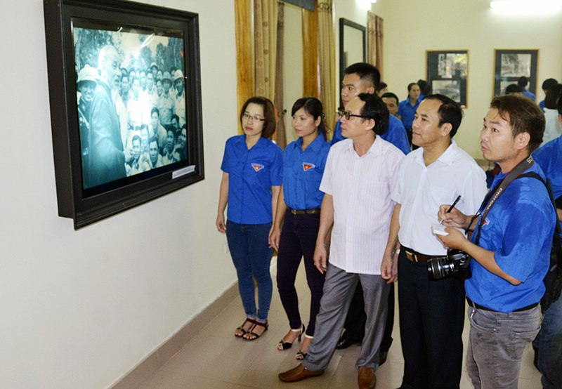 Các phóng viên trẻ tham quan Nhà lưu niệm Chủ tịch Hồ Chí Minh với  Đảng bộ, chính quyền, nhân dân tỉnh Vĩnh Phúc.