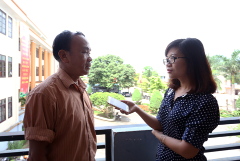 Nhà báo Lê Hồng Nhung, Báo Quảng Ninh, đang tác nghiệp tại huyện Bình Liêu.  Ảnh: HÙNG SƠN