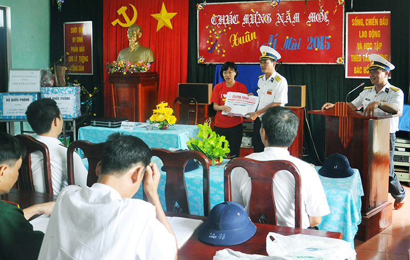 Cán bộ, chiến sỹ các đảo Phan Vinh (ảnh 1), đảo Trường Sa Đông (ảnh 2), đảo Đá Đông A (ảnh 3) đón nhận những tờ báo mới nhất của Báo Quảng Ninh dịp đầu năm 2015.