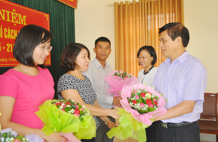 Lãnh đạo Báo Quảng Ninh tặng hoa chúc mừng các tác giả đoạt Giải Báo chí Quốc gia 2014.