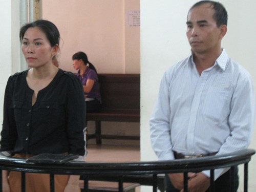 Cặp đôi chuyên “diễn kịch” lừa đảo xin việc vào ngân hàng tại phiên tòa.