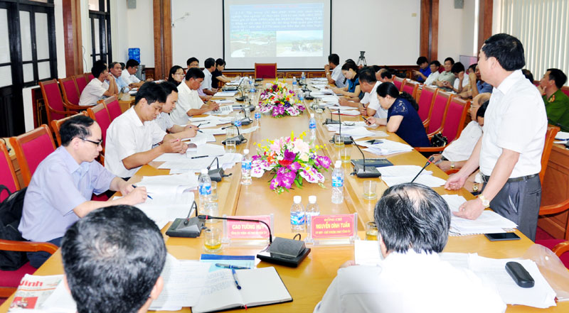 Lãnh đạo huyện Bình Liêu báo cáo với đoàn công tác của tỉnh về việc gắn chuẩn bị đại hội Đảng bộ các cấp với thực hiện Đề án 25.