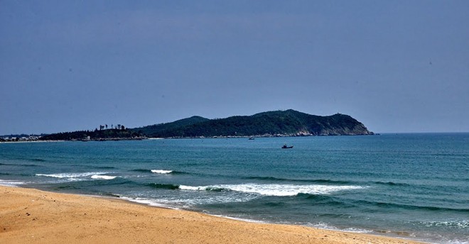 Biển Sa Huỳnh có tên là Sa Hoàng (cát vàng), song do trùng với tên vua Nguyễn Hoàng nên đọc thành Sa Huỳnh. Biển nằm trên trục đường Bắc - Nam, có trạm dừng nên rất tiện trở thành điểm đến của du khách mọi miền. Ảnh: Panoramio.