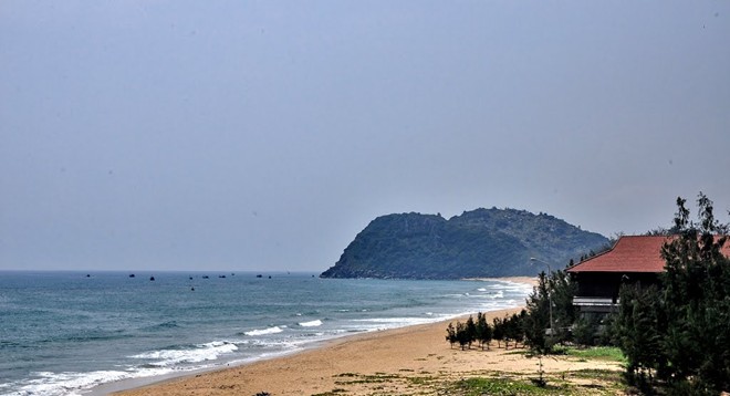 Đến Sa Huỳnh, ngoài tắm biển, bạn có thể ghé thăm các thắng cảnh khác như ghềnh đá Châu Me, đảo Khỉ, khu di chỉ Văn hóa Sa Huỳnh. Đừng quên mua mắm nhum hay cua Huỳnh Đế để thưởng thức và làm quà. Ảnh: Panoramio.