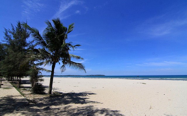 Biển Mỹ Khê nằm trên quốc lộ 24B, cách thị xã Quảng Ngãi 15 km, thuộc địa phận thôn Cổ Luỹ, xã Tịnh Khê, huyện Sơn Tịnh, Quảng Ngãi. Ảnh: Lam Hồng.