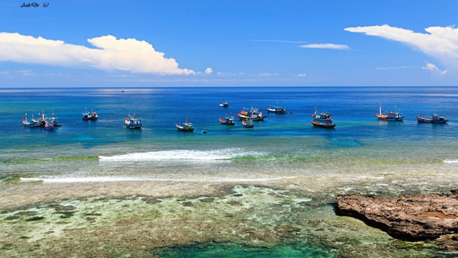 Biển Khe Hai hay còn gọi là biển Thiên Đàng thuộc xã Bình Thạnh, huyện Bình Sơn. Nơi đây có bãi cát trắng mịn, rặng phi lao ngút ngàn song hành với bờ biển xanh. Phía tây có dãy Bàn Than chạy dài từ bờ, rồi lấn sâu ra biển tạo thành một nửa vòng cung. Phía đông có hòn núi nhô lên gọi là Hòn Ông. Với hai địa danh này, du khách có thể lên thuyền đến Hòn Trà, Hòn Ông khám phá những hang động kỳ thú, hoặc men theo bãi đá ngầm bắt ốc đụn, khảy hàu. Ảnh: Anh Sơn/Yesgo.