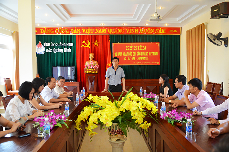 đồng chí Nguyễn Tiến Mạnh, Chủ tịch Hội Nhà báo, Tổng biên tập Báo Quảng Ninh phát biểu tại buổi gặp mặt