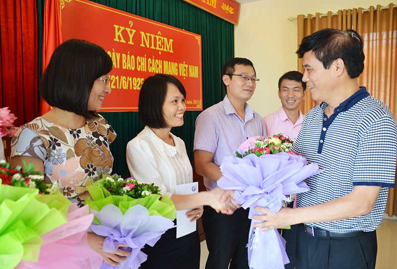 đồng chí Nguyễn Tiến Mạnh, Chủ tịch Hội Nhà báo, Tổng biên tập Báo Quảng Ninh tặng hoa cho các tác giả đoạt Giải báo chí Quốc gia năm 2014